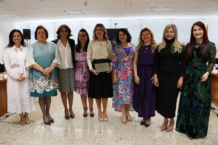 Mulheres posando para foto