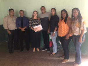Pessoas em pé posando para foto