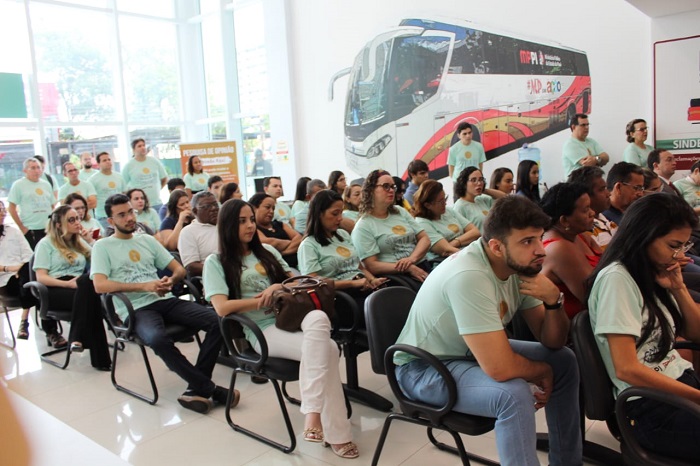 Pessoas assistindo apresentação