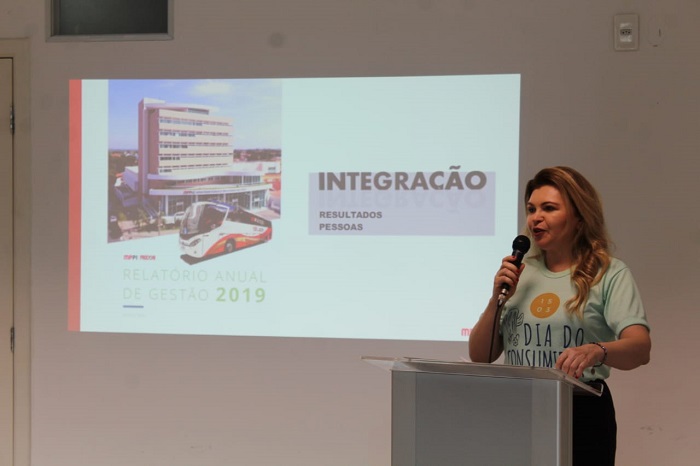 Mulher falando para público