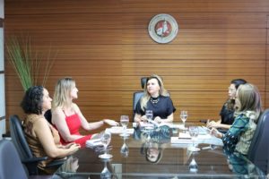 Pessoas reunidas em volta de uma mesa