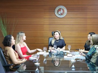 Pessoas reunidas em volta de uma mesa