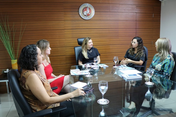 Pessoas reunidas em volta de uma mesa