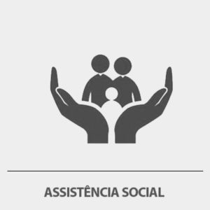Duas mãos segurando uma família
