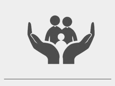 Duas mãos segurando uma família