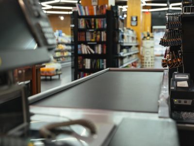 FOto de uma caixa de supermercado vazio