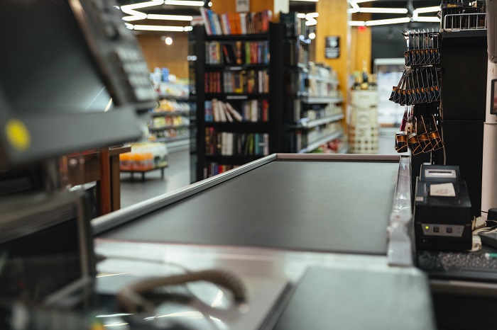 FOto de uma caixa de supermercado vazio