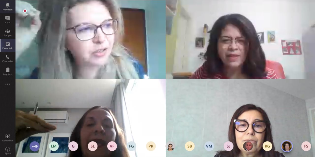 Pessoas conversando entre si 