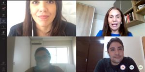 Tela com quatro pessoas reunidas