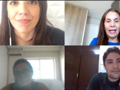 Tela com quatro pessoas reunidas
