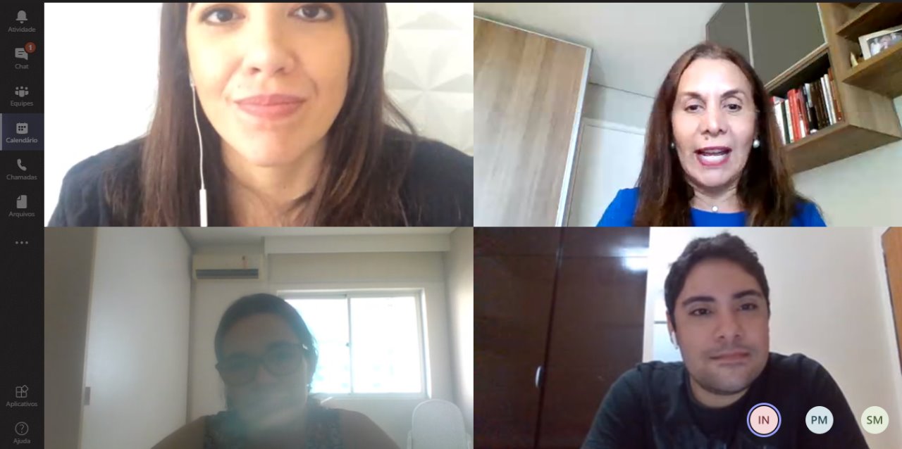 Tela com quatro pessoas reunidas 