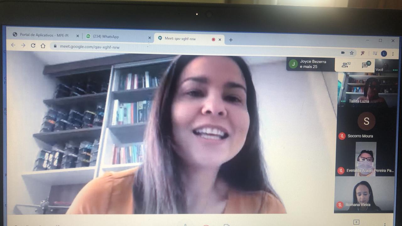 Pessoa sentada durante videoconferencia 