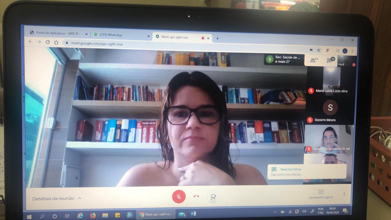 Pessoa durante videoconferencia 
