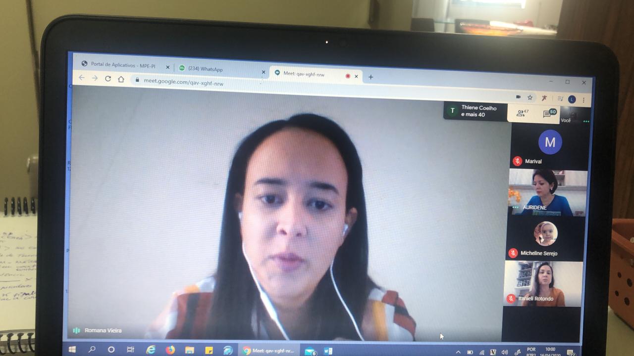 Pessoas sentada durante video conferencia 