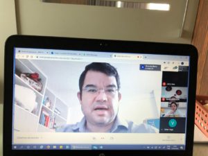 Pessoa falando por videoconferência