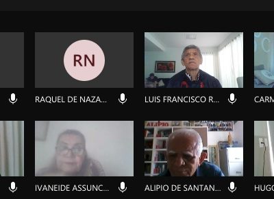 Pessoas reunidas por meio de video conferência