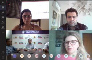 Pessoas reunidas por vídeo