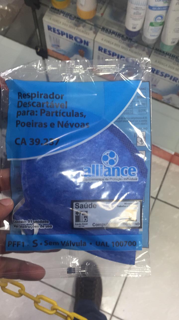 Pessoa segurando um pacote de máscaras 