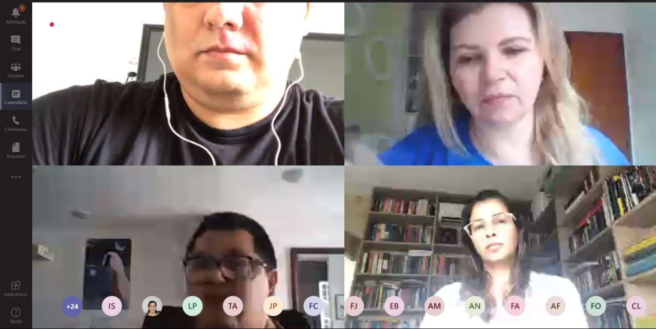 Pessoas reunidas por meio de videoconferência 