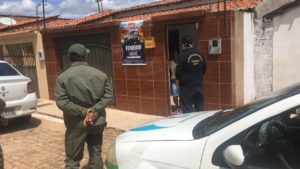 Pessoas de pé cnversando