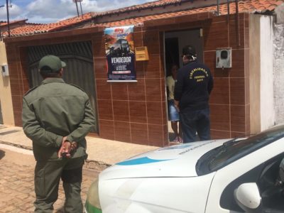 Pessoas de pé cnversando