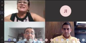 Pessoas reunidas por meio de videoconferência