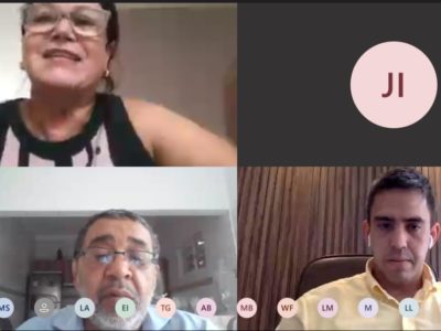 Pessoas reunidas por meio de videoconferência