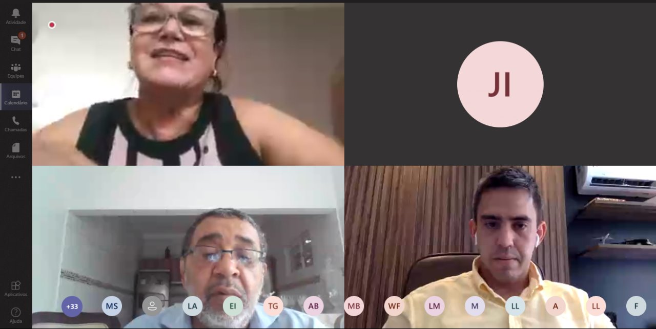 Pessoas reunidas por meio de videoconferência 