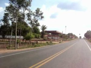Fotografia da estrada asfáltica de acesso ao município de Nazária