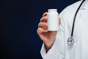 Mão segurando medicação