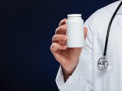 Mão segurando medicação