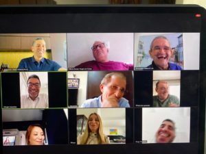 Pessoas reunidas por meio de videoconferência
