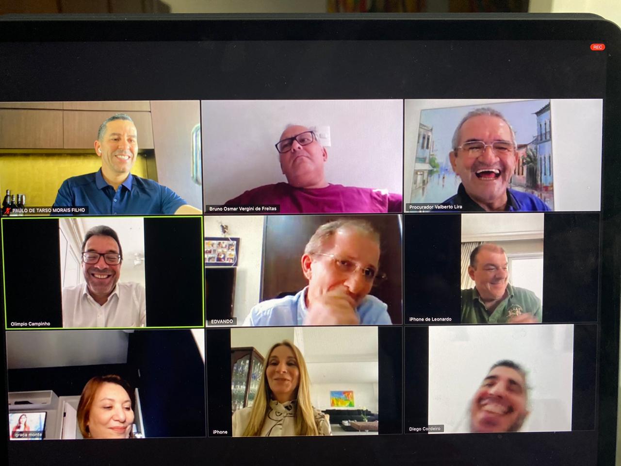 Pessoas reunidas por meio de videoconferência 