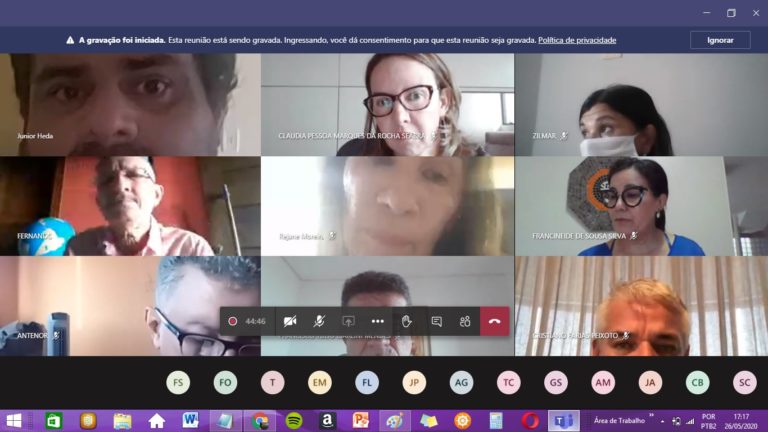 Pessoas reunidas em videoconferência