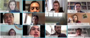 Pessoas reunidas em videoconferência
