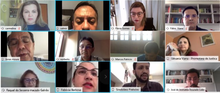Pessoas reunidas em videoconferência
