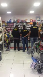 Pessoas de pé em frente a um balcão