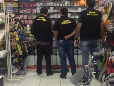 Pessoas de pé em frente a um balcão