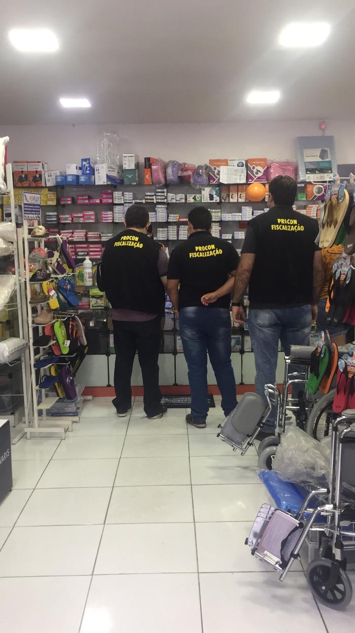 Pessoas de pé em frente a um balcão