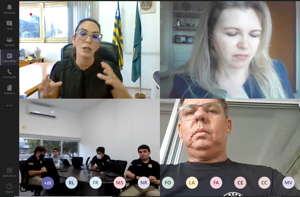 Pessoas reunidas por videoconferência 