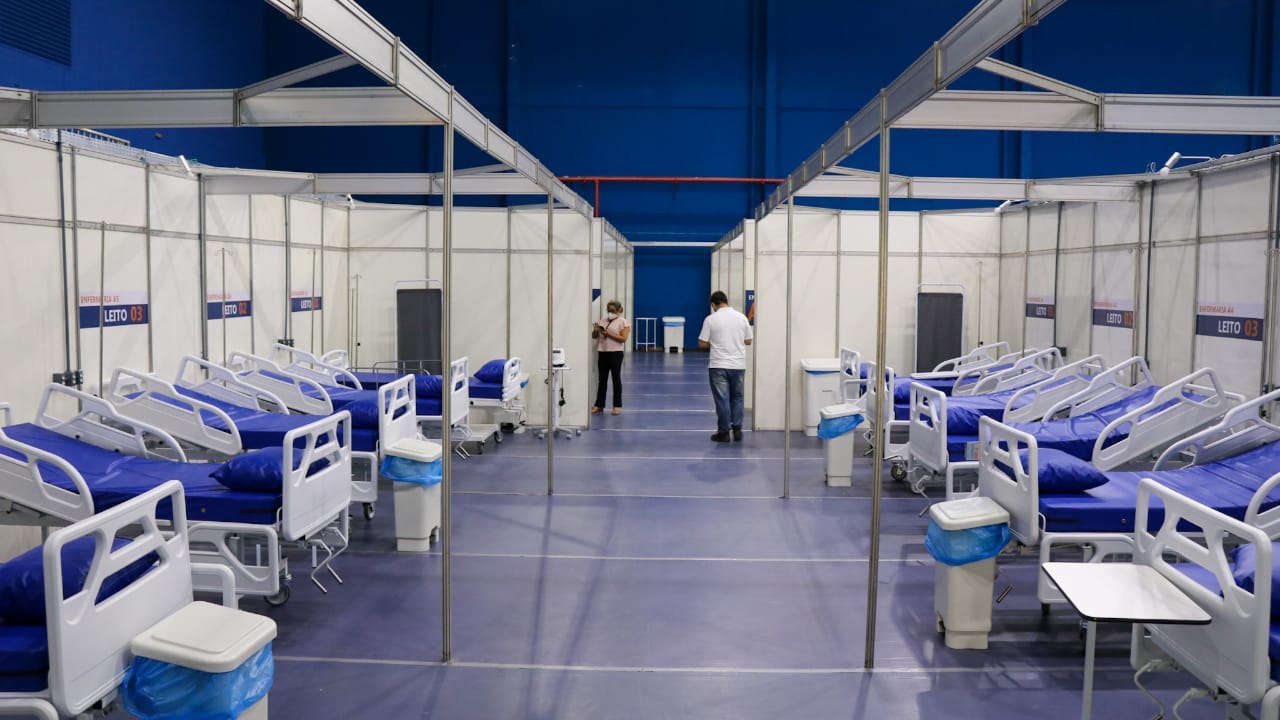 Espaço com as camas do hospital de campanha 