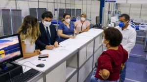 Pessoas encostada em um balcão