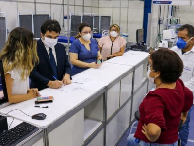 Pessoas encostada em um balcão
