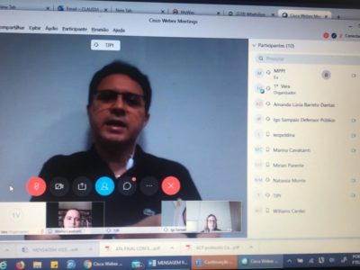 Pessoas reunidas por meio de videoconferência