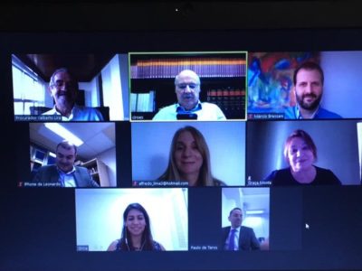 Pessoas reunidas por meio da viodeoconferência