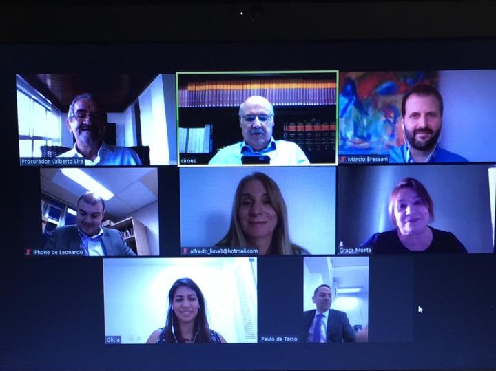 Pessoas reunidas por meio da viodeoconferência