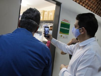 Homem fazendo registro fotográfico de espaço no hospital de campanha