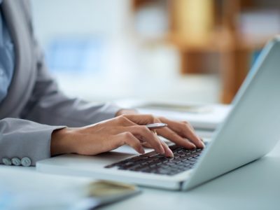 Pessoas acessando um computador