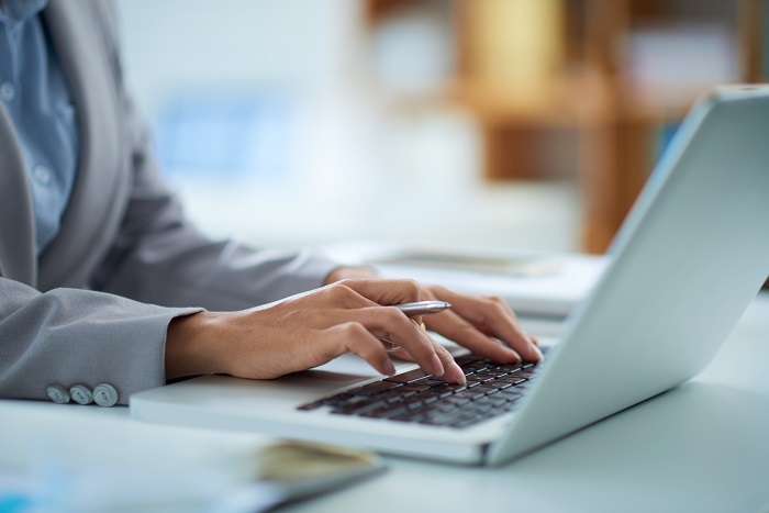 Pessoas acessando um computador