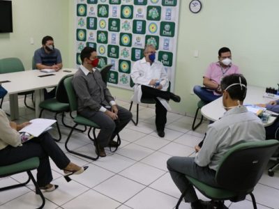 Pessoas sentadas conversando entre si